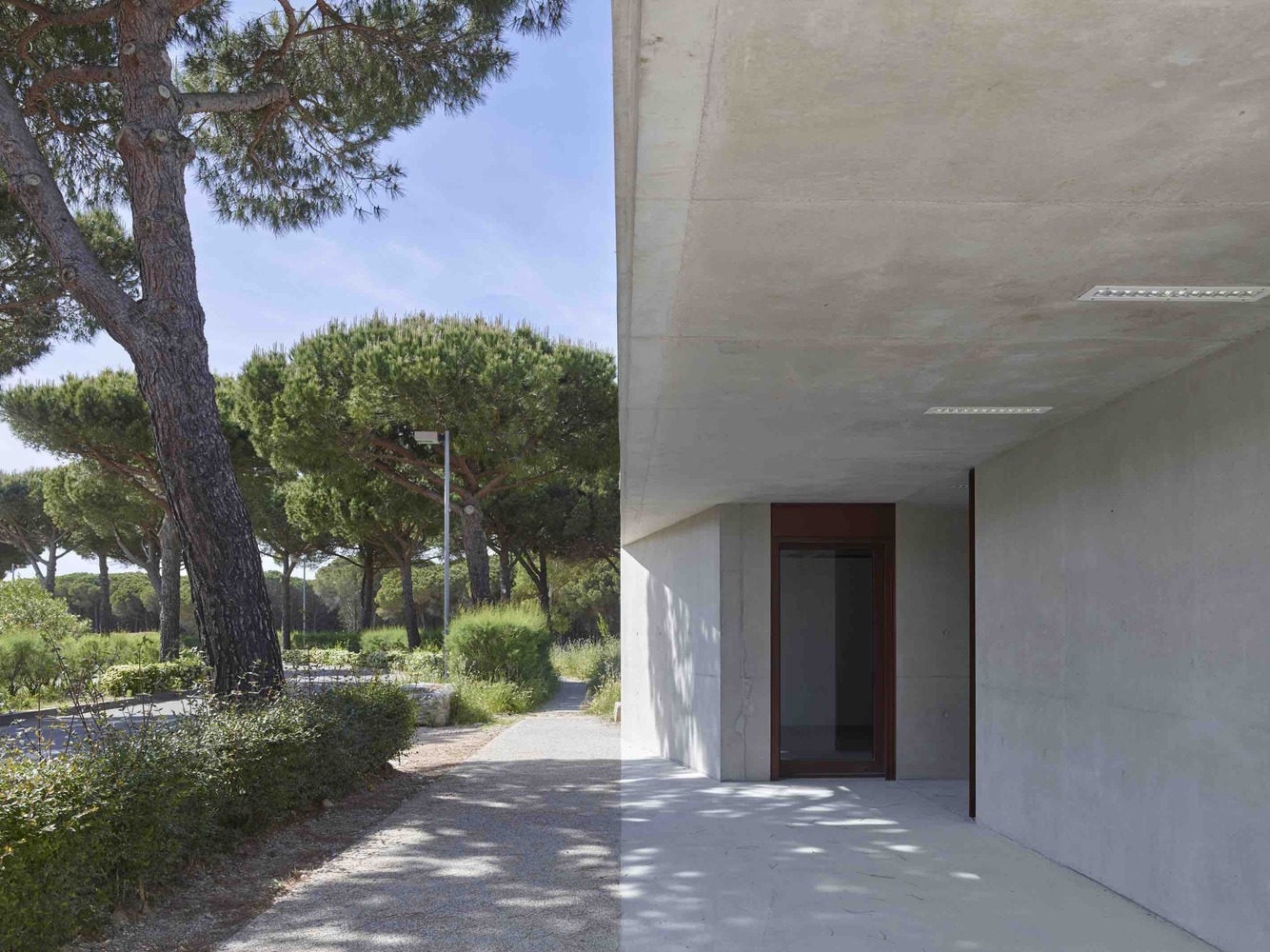 Youth Centre  Zakarian-Navelet Architectes